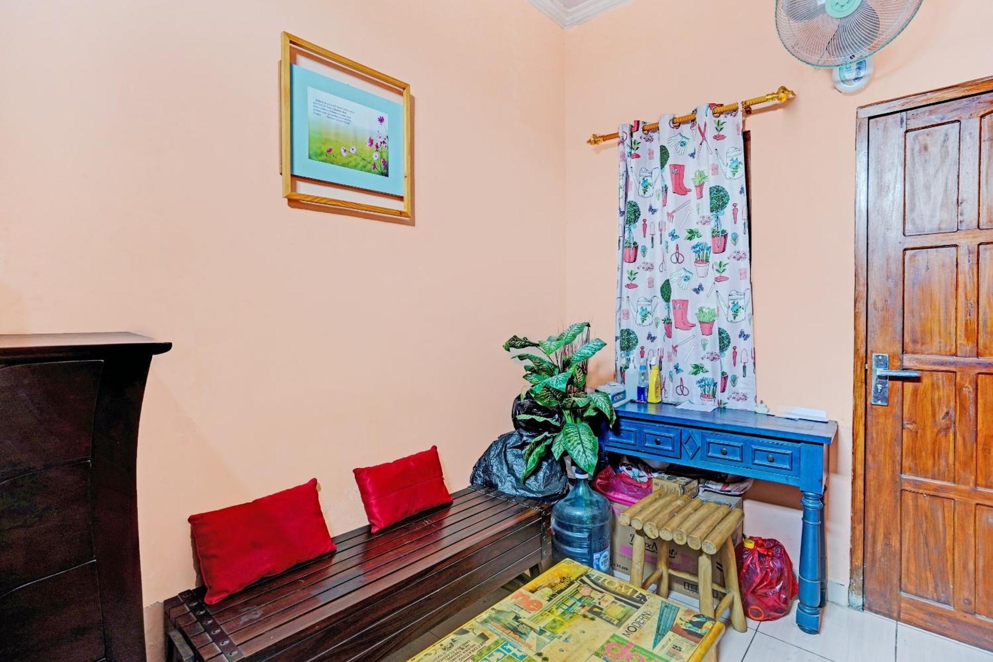 Oyo 90234 Dhoho Family Guest House Кедірі Екстер'єр фото