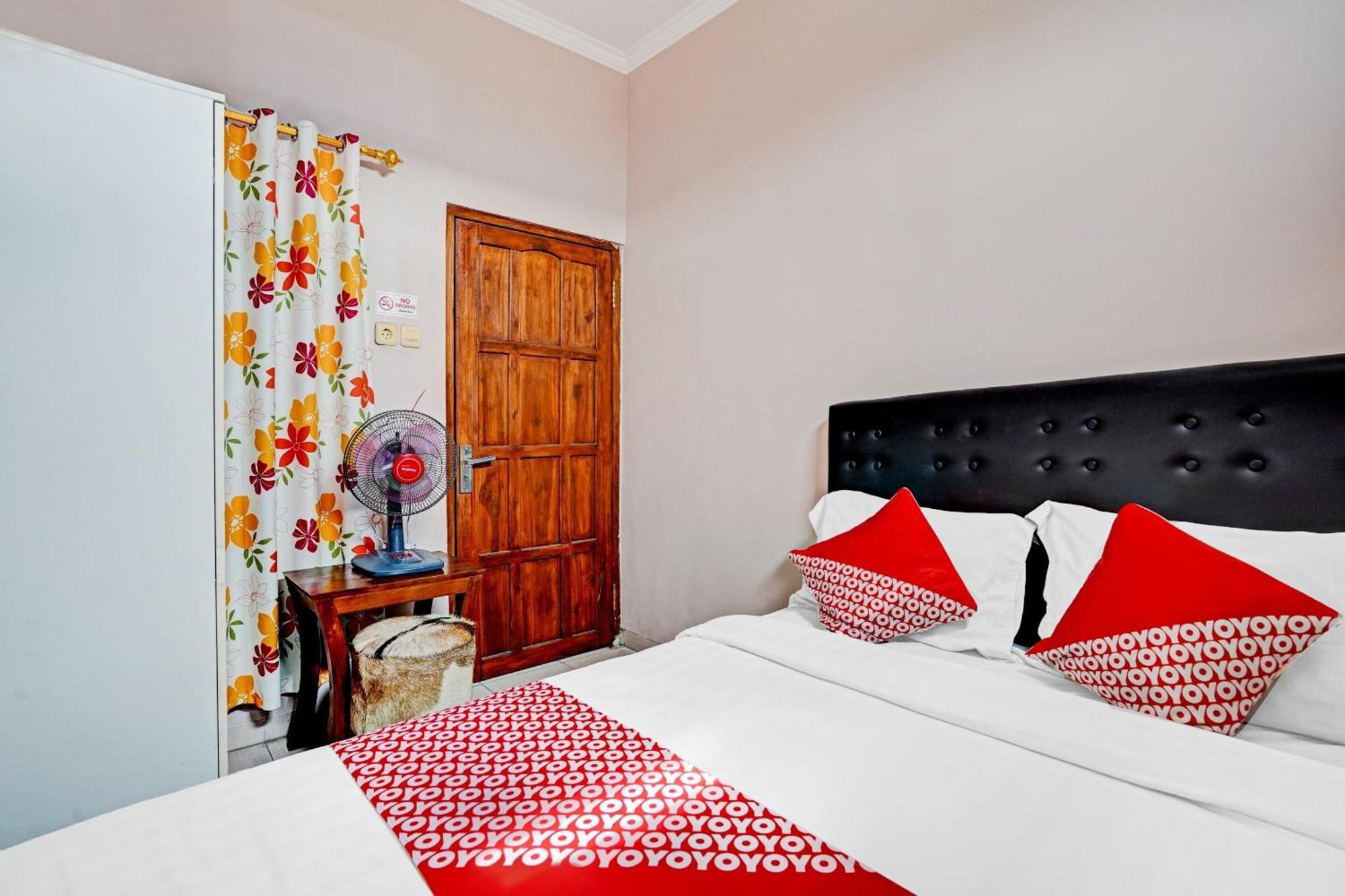 Oyo 90234 Dhoho Family Guest House Кедірі Екстер'єр фото